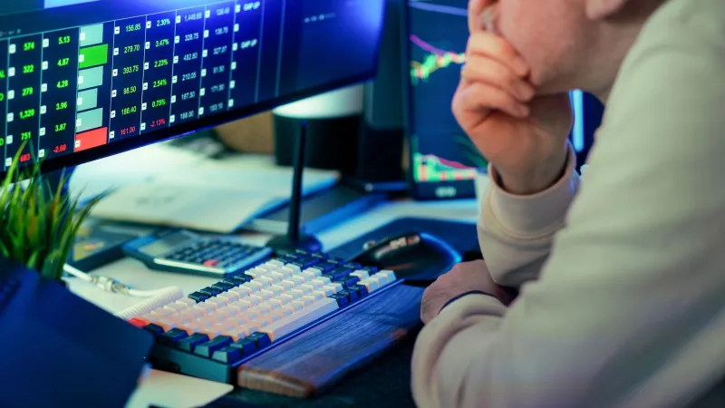 Strong Opinions, Loosely Held: The Real Difference Between Conviction and Stubbornness in Crypto
